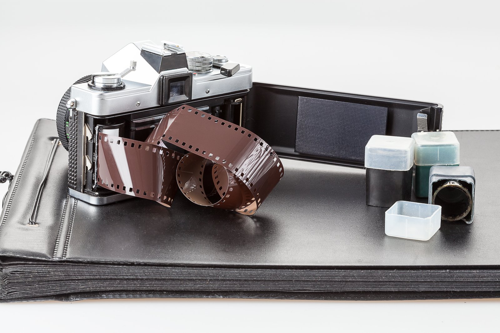 Laowa's 35mm Macro Lens Finally Makes Wide-Angle Close-Ups Worth Your Money