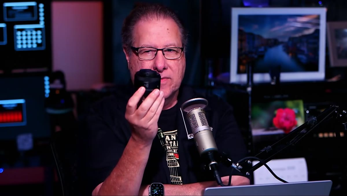Scott Kelby holding a tiny Canon 16mm f2.8 lens
