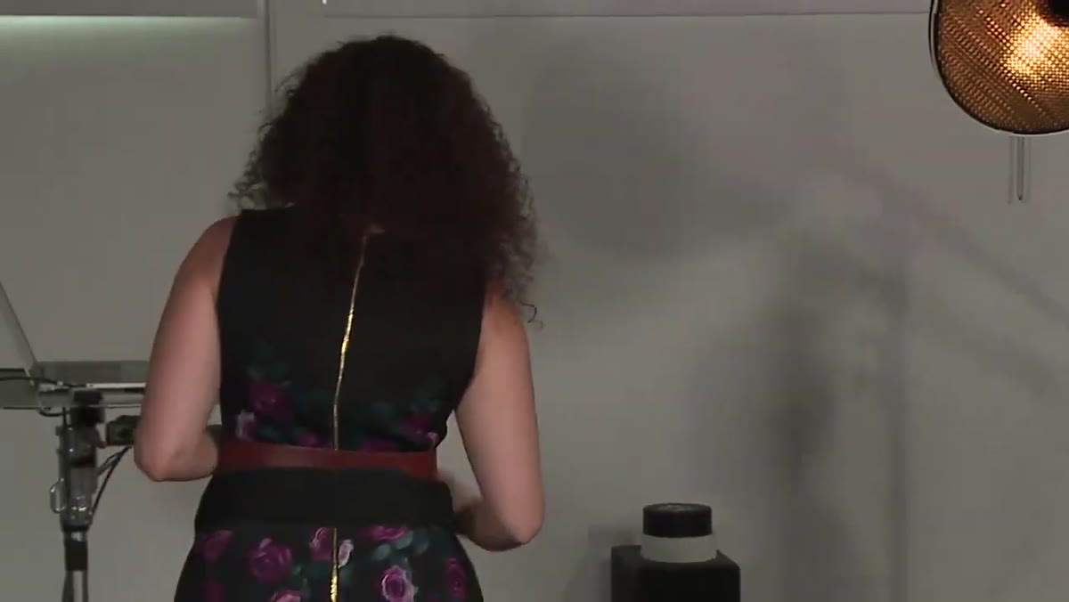 Background light turned on, subject&rsquo;s neck and shoulder become visible