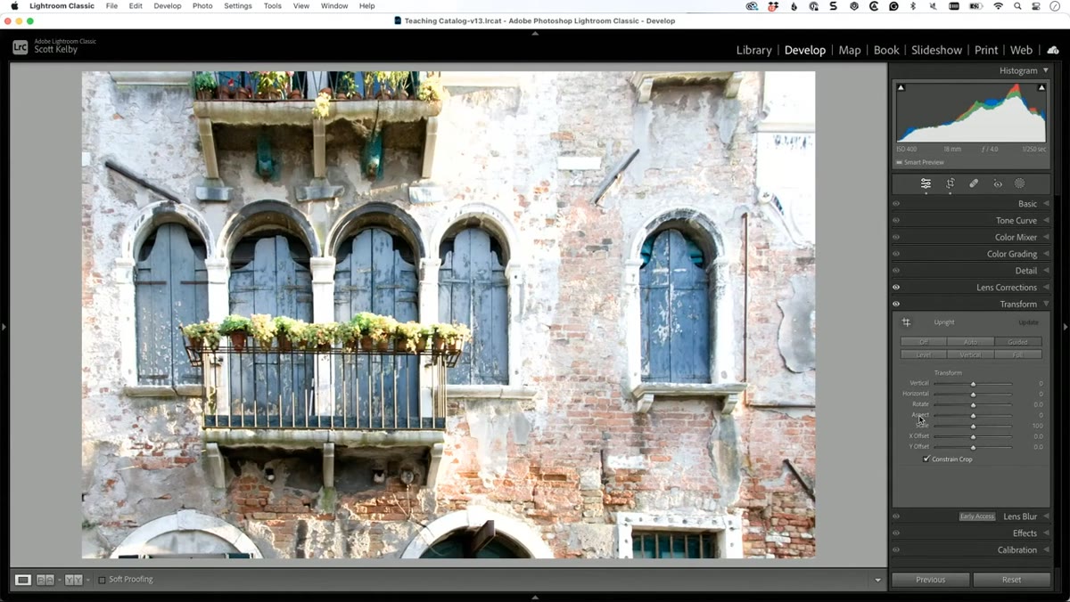Aspect slider in Transform panel being dragged left