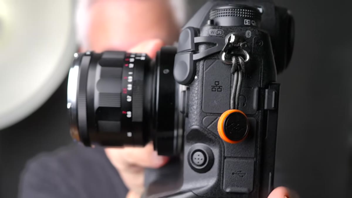 Adapter extending and retracting the mounted lens