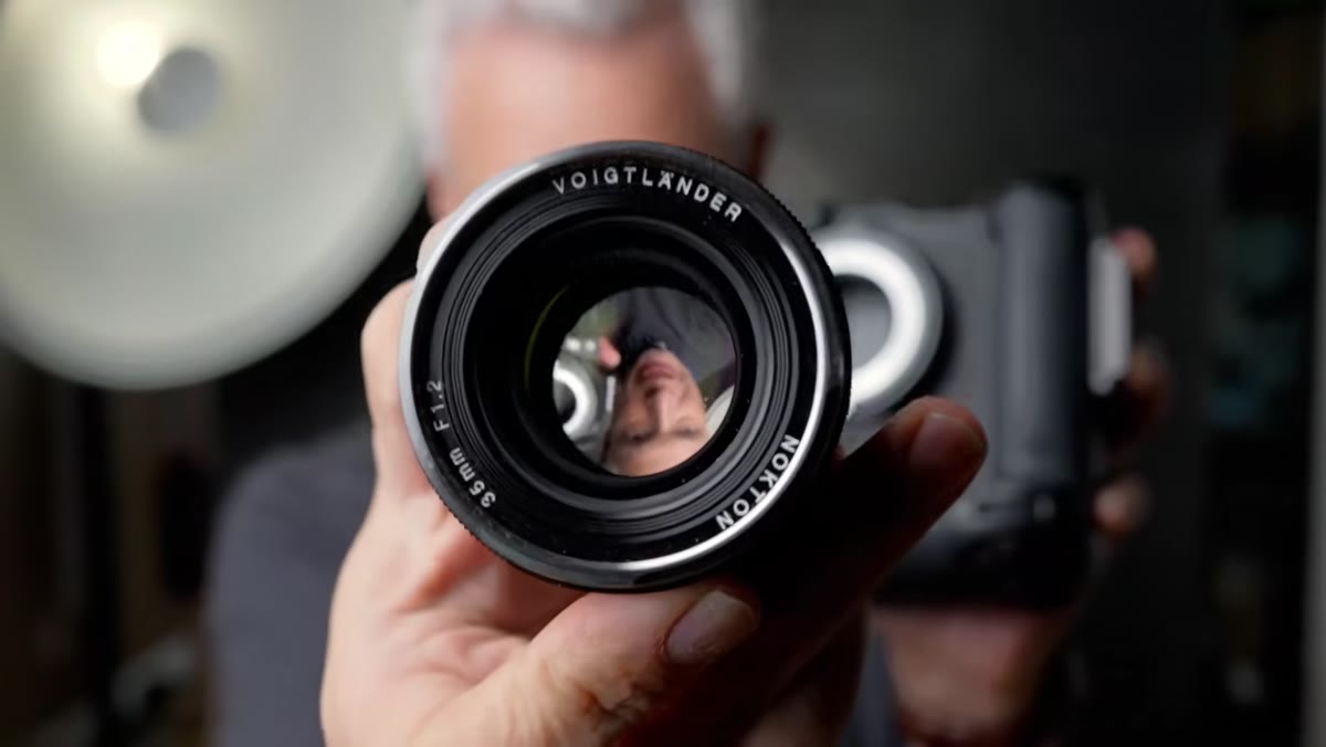 Voigtlander 35mm lens being attached to the TZM02 adapter