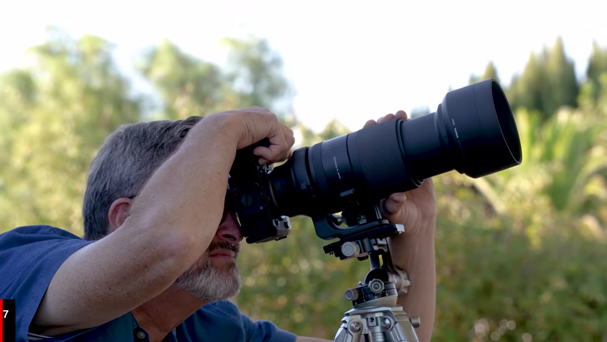 Presenter discussing f/5 to f/6.7 aperture range