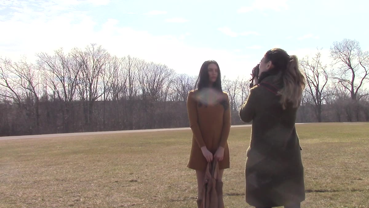 Photographer directing model&rsquo;s head angle and eye squint