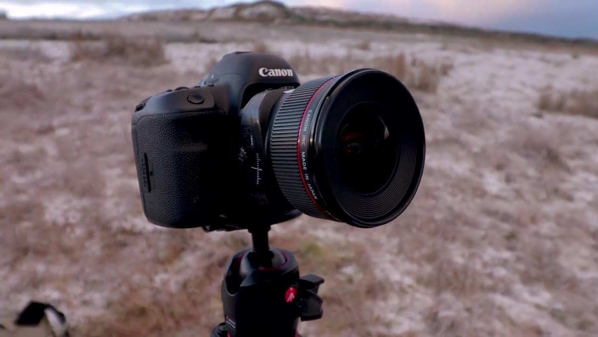 Lens shift mechanism being adjusted from left position