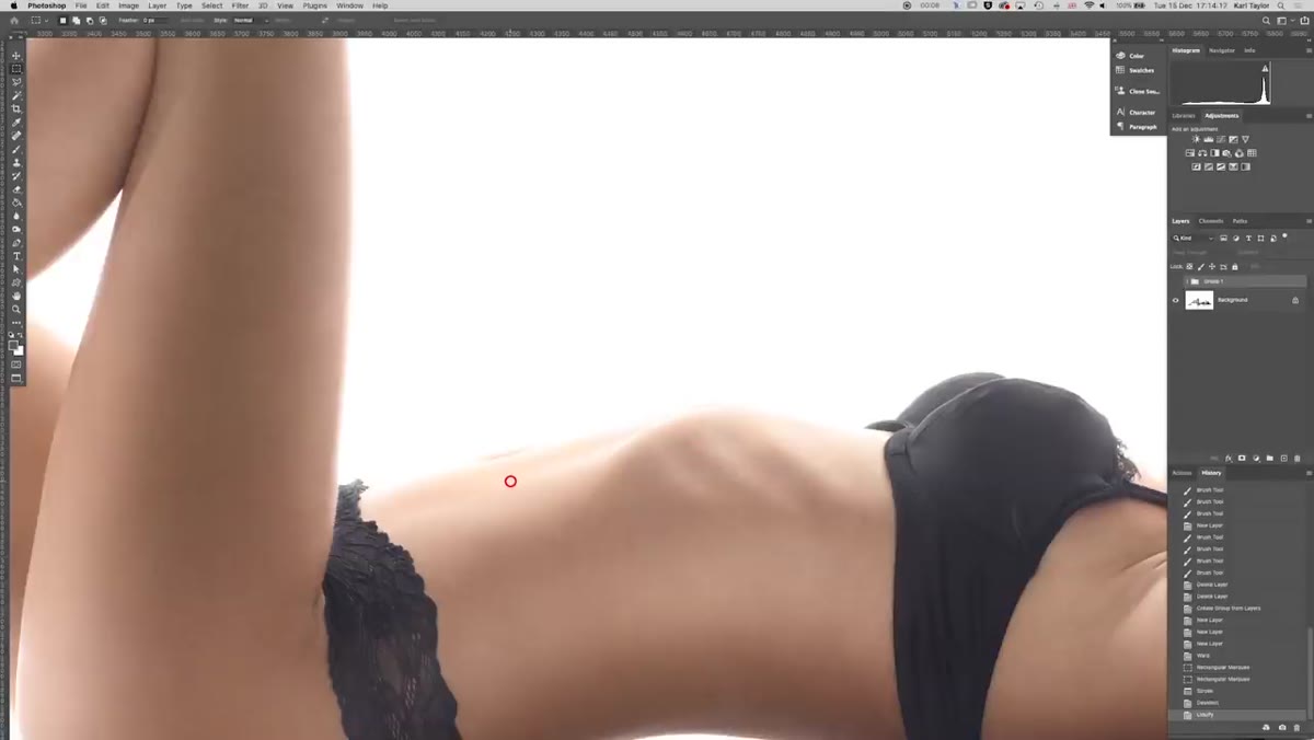 Photographer explaining intentional flare wrapping over model&rsquo;s skin