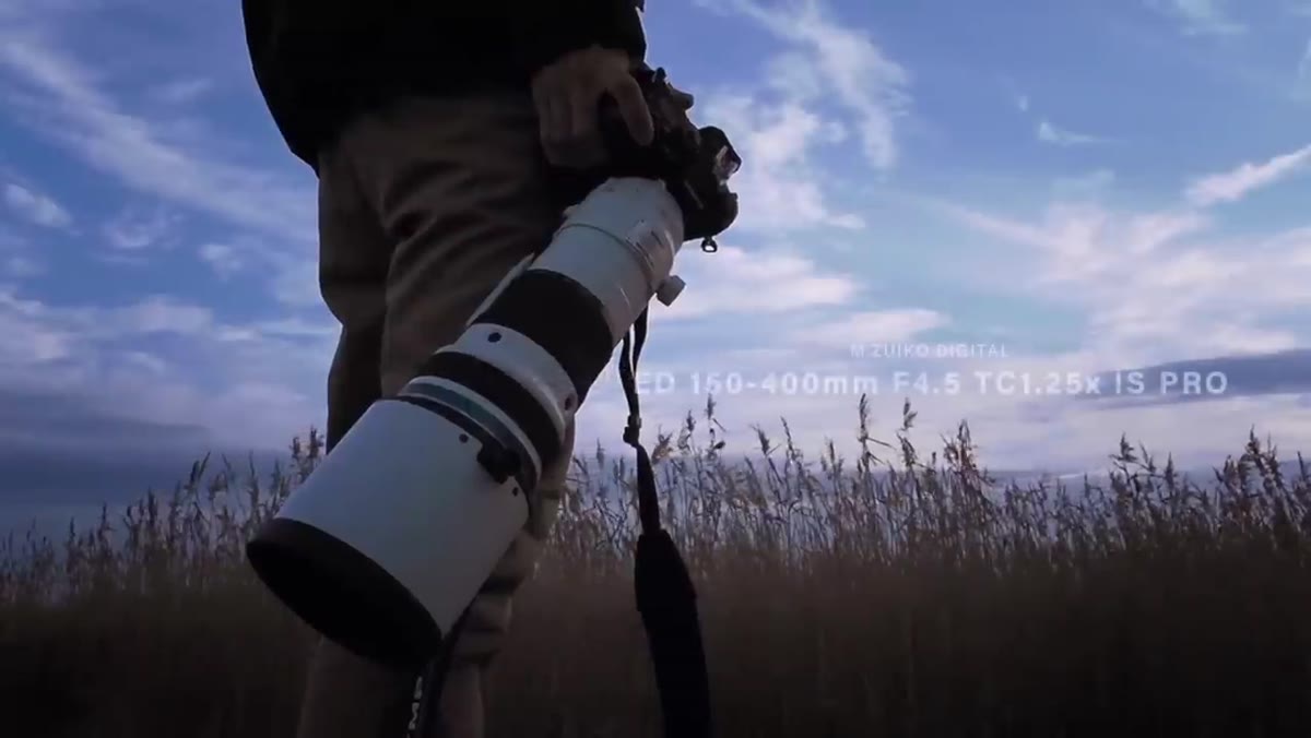 Tony holding up the Olympus 150-400mm f/4.5 lens