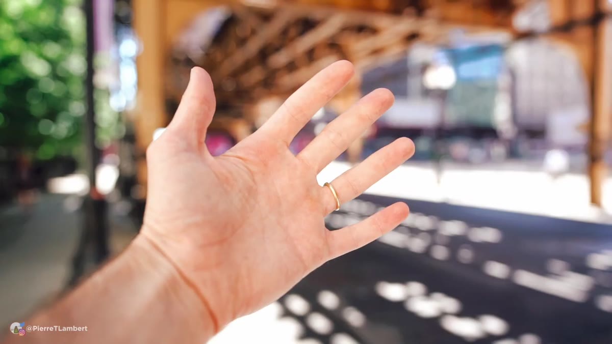 Pierre explaining how a hand can block part of the lens to direct viewer focus