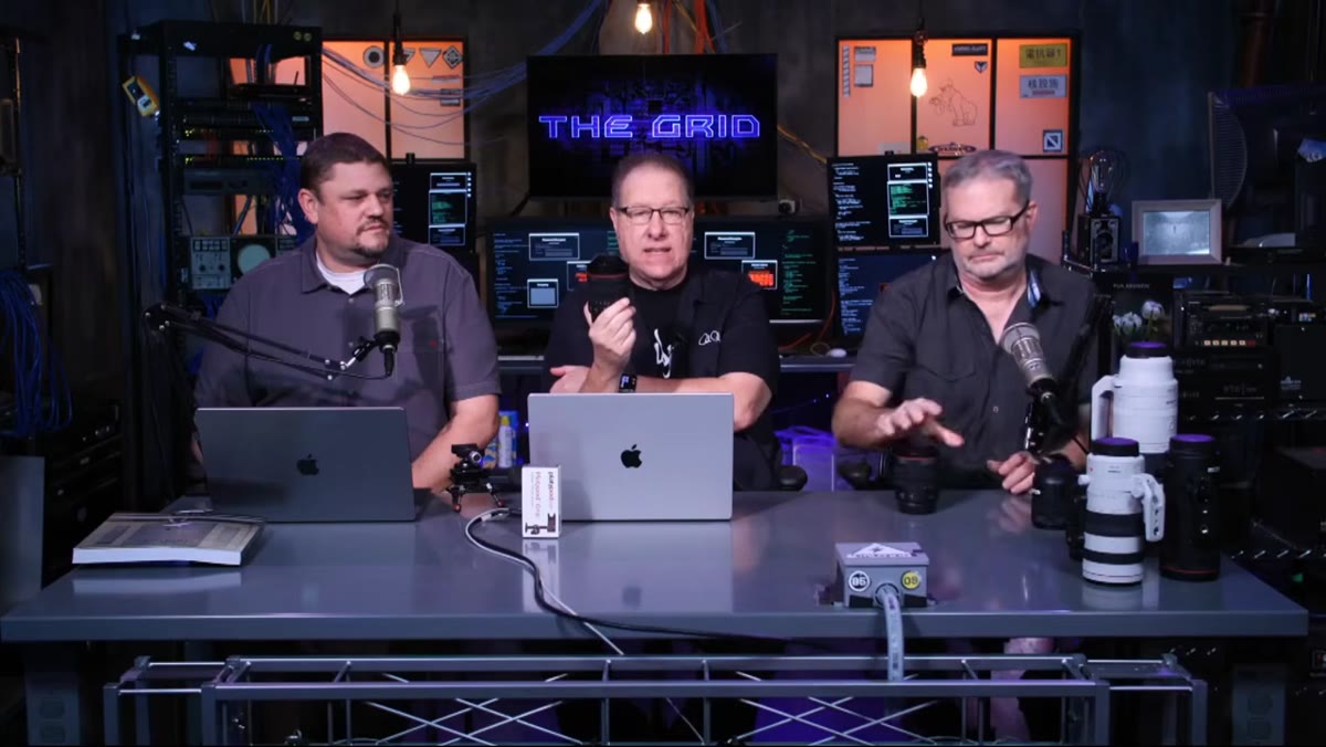 Kelby comparing the heavy 11-24mm versus lighter alternatives