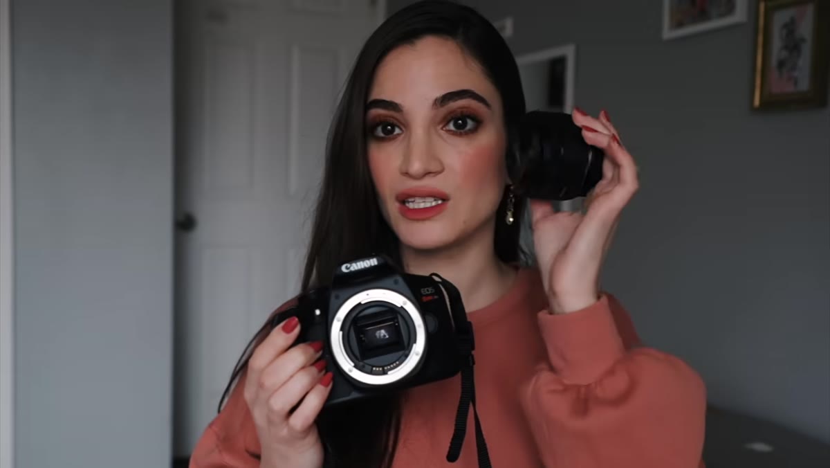 Jessica swapping lenses on camera body to demonstrate interchangeability