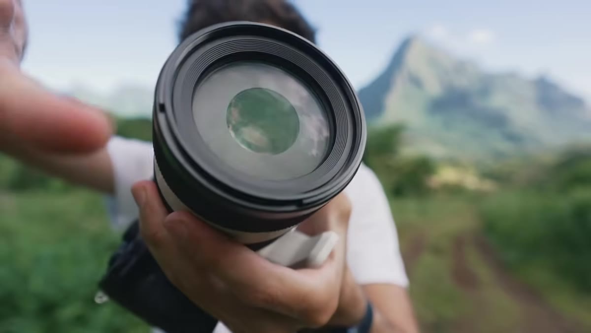 Demonstrating barrel extension as lens zooms out