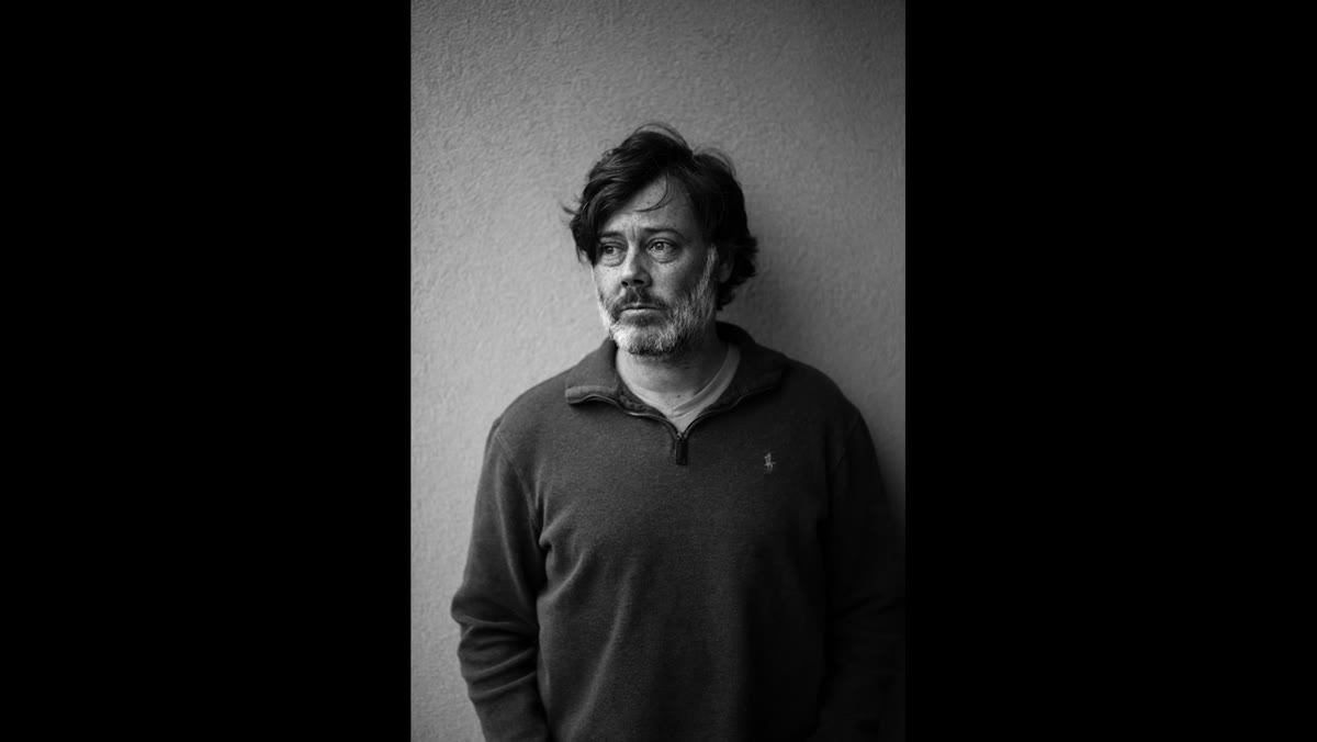 Reviewer describing shooting wide open for portrait results