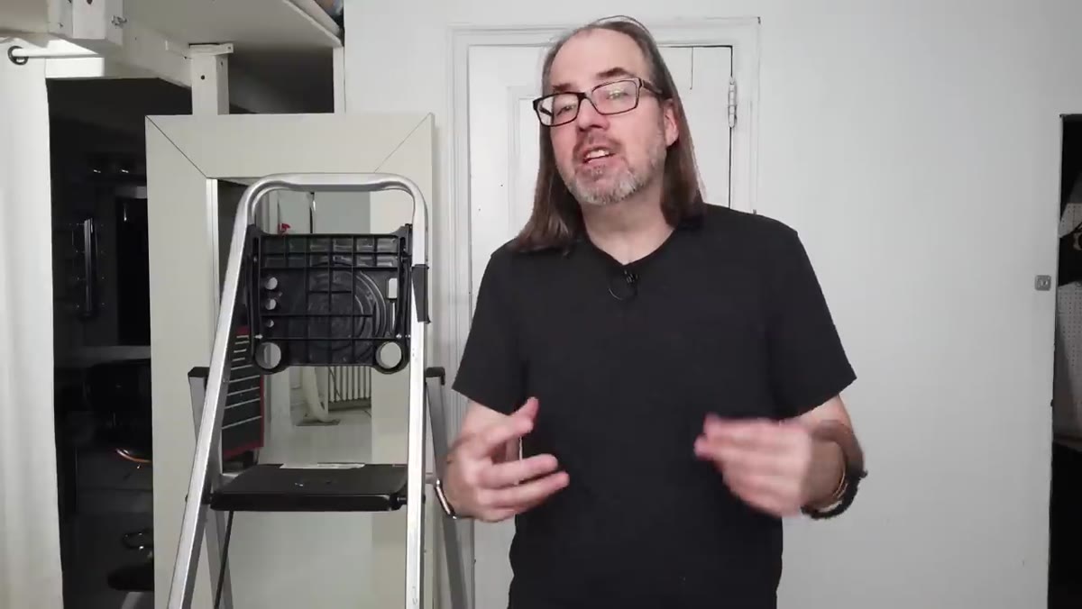 Host demonstrating single central knob on magic arm
