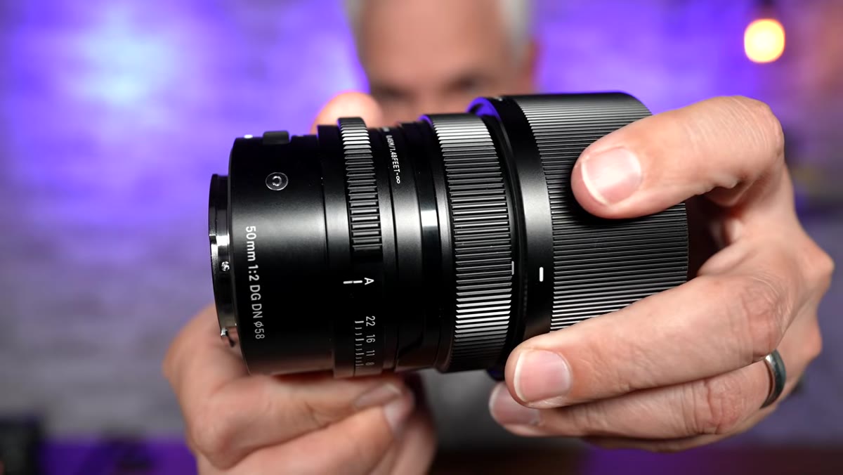 Tony demonstrating the aperture ring clicking through f-stop positions