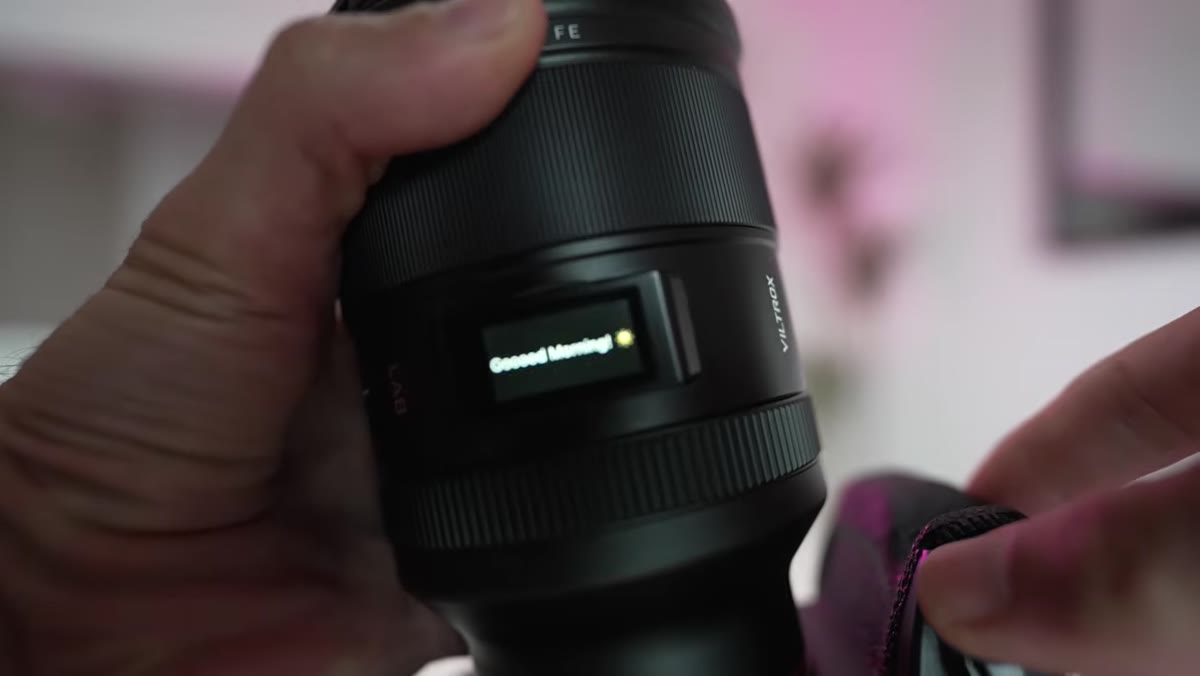 Small lens display showing manual focus distance reading