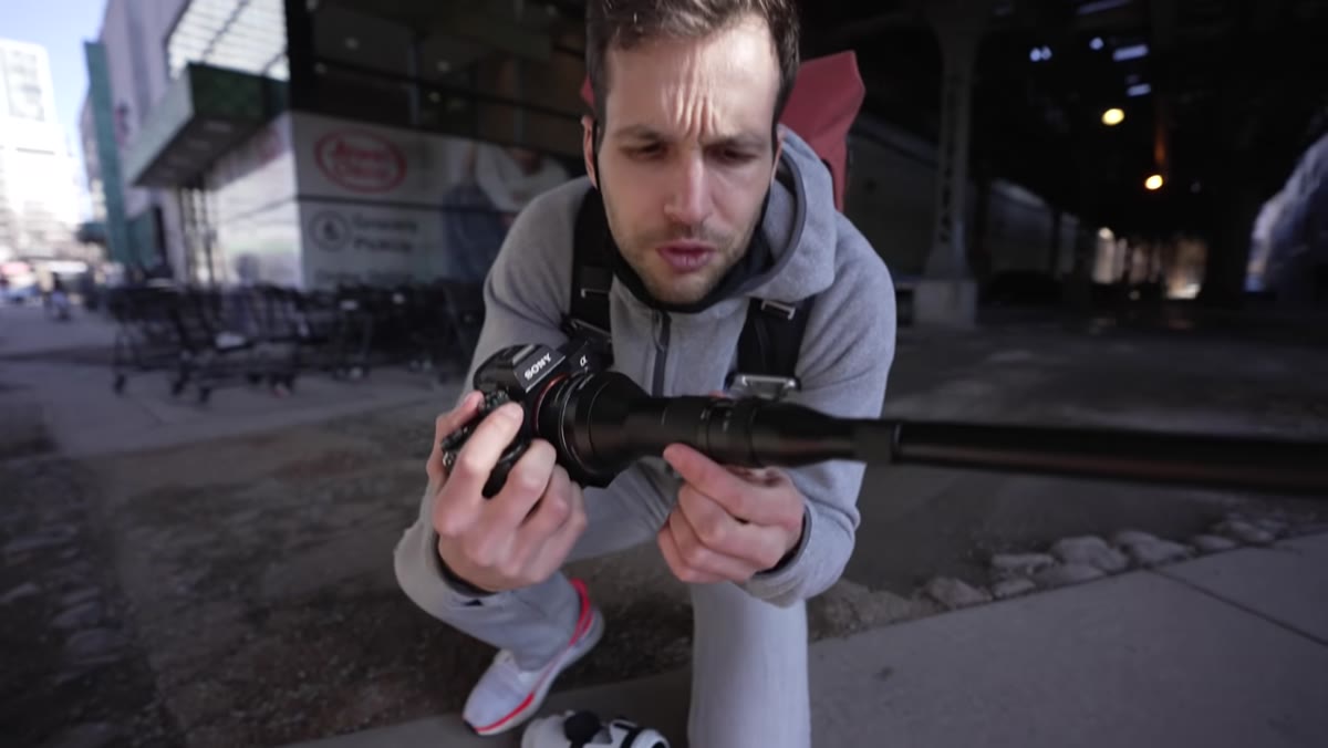 Pierre adjusting aperture ring on the lens barrel