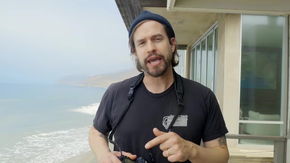 Text or scene indicating lens rental extension decision