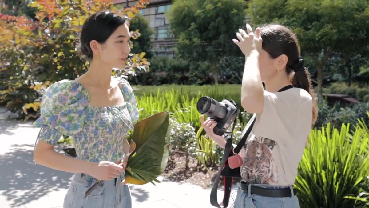 Jessica struggling with where to position the model for macro work