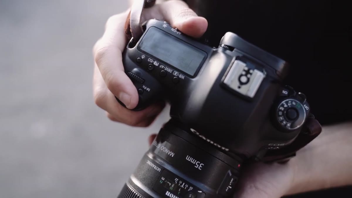 Shooting a portrait with 35mm lens at close range